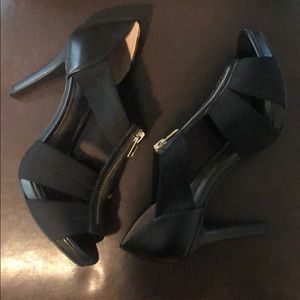 Moda spana zipper strap heel